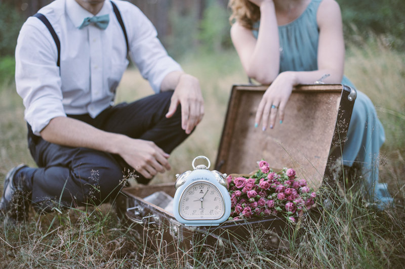 Couple pique-nique champêtre avec horloge florale